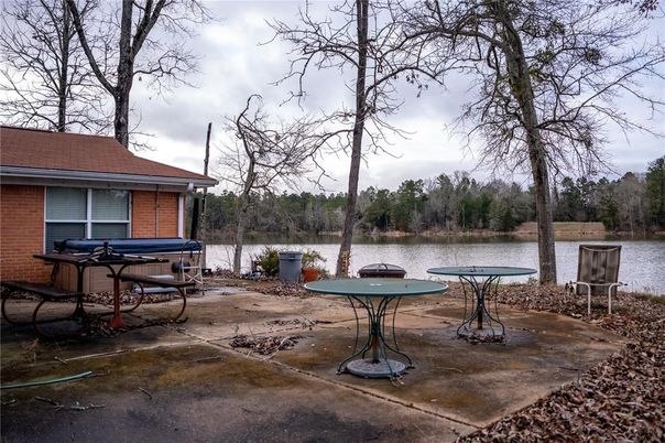Exterior, Lake