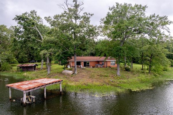 Exterior, Lake