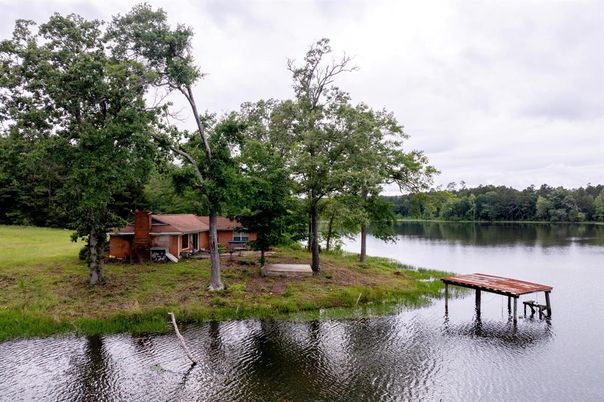 Exterior, Lake