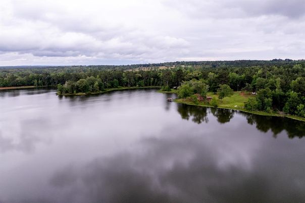 Exterior, Lake