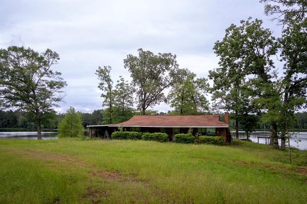 Exterior, Lake