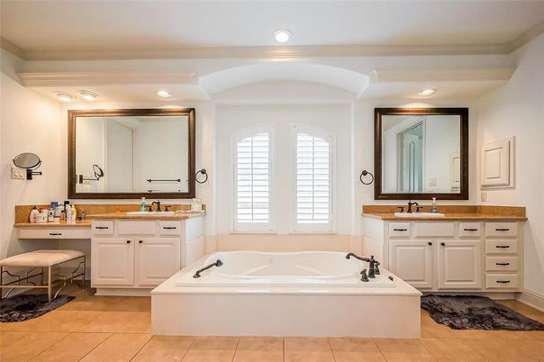 Bathroom, Dual Sink Vanities, Interior, Recessed Lighting