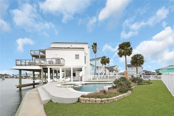 Exterior, Pool, Water