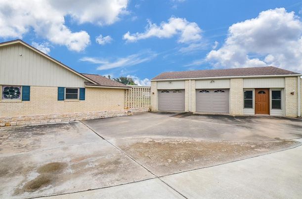 Attached, Exterior, Facade, Brick Facade, Ranch
