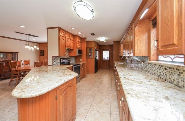 Dining room, Interior, Kitchen, Pendant Lights, Recessed Lighting, Stainless Steel Appliances