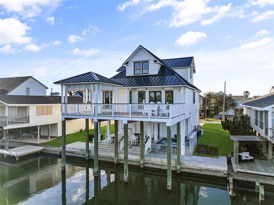 Exterior, Lake