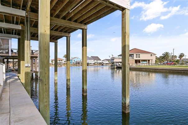 Exterior, Lake