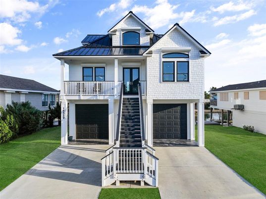 Attached, Exterior, Facade, Farmhouse