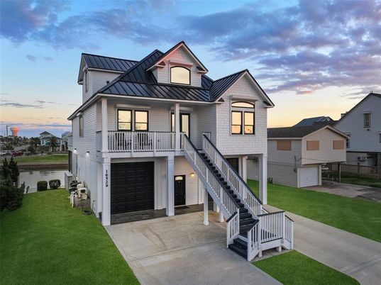 Attached, Exterior, Facade, Farmhouse