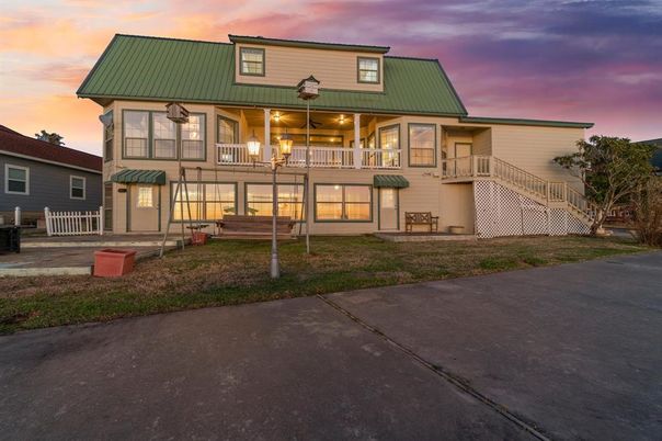 Backyard, Exterior, Facade, Farmhouse