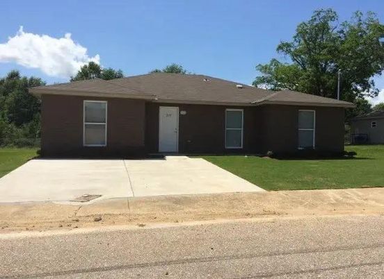 Backyard, Exterior, Facade, Ranch