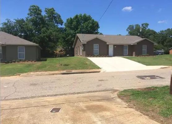 Backyard, Exterior, Facade, Ranch