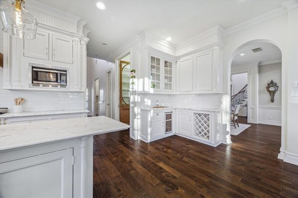 Fireplace, Interior, Kitchen, Recessed Lighting, Wood Texture Flooring