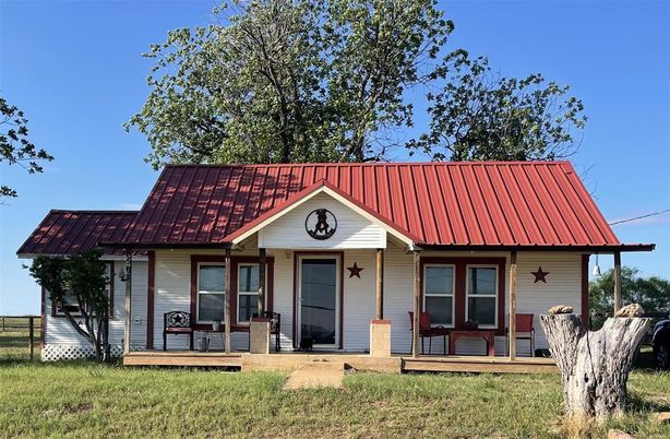 Exterior, Facade, Ranch