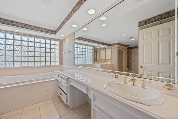 Bathroom, Dual Sink Vanities, Interior, Recessed Lighting