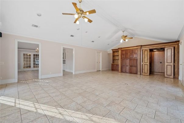 Empty room, Interior