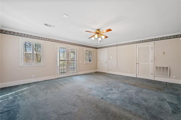 Empty room, Interior