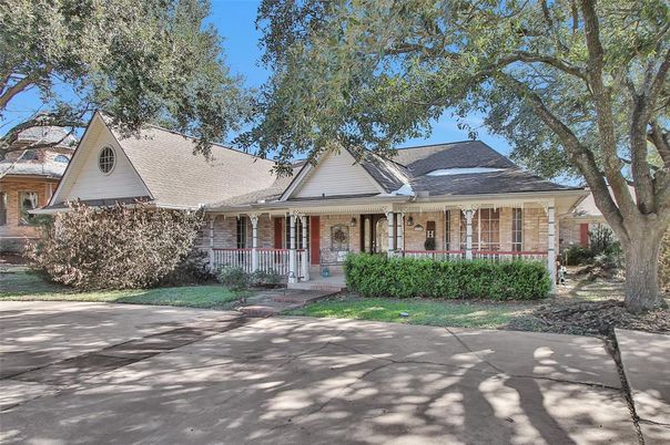 Exterior, Facade, Brick Facade, Ranch