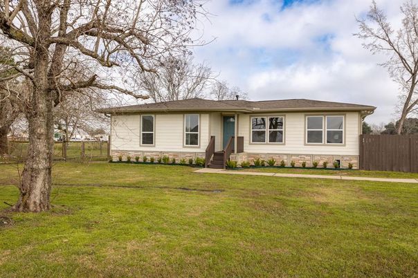 Backyard, Exterior, Facade, Ranch