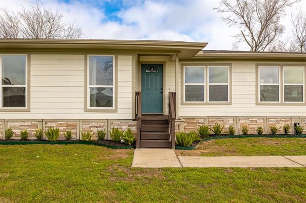 Exterior, Facade, Raised Ranch