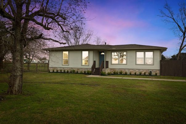 Backyard, Exterior, Facade, Split Level