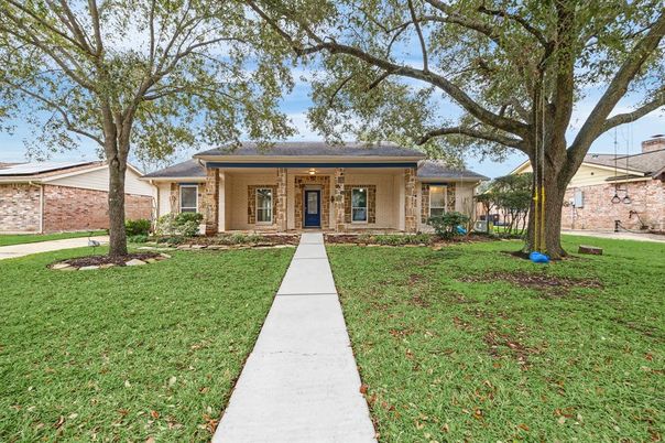 Backyard, Exterior, Facade, Brick Facade, Ranch