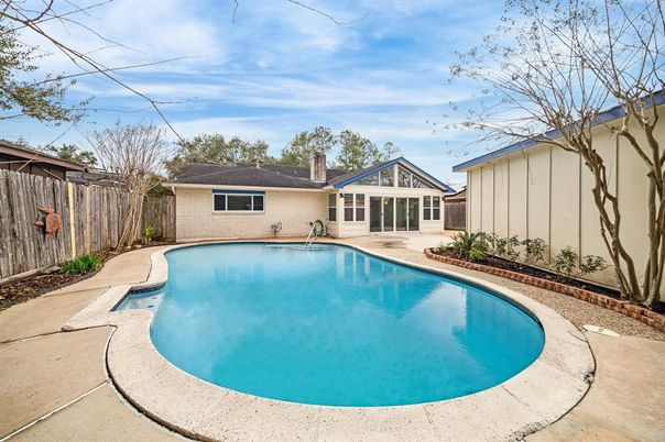 Exterior, Pool