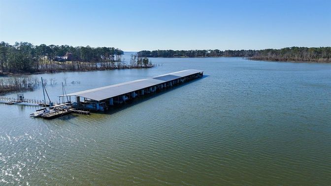 Exterior, Lake