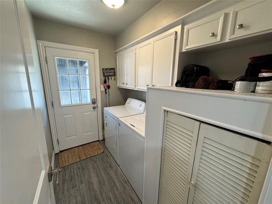 Interior, Washer, Wood Texture Flooring