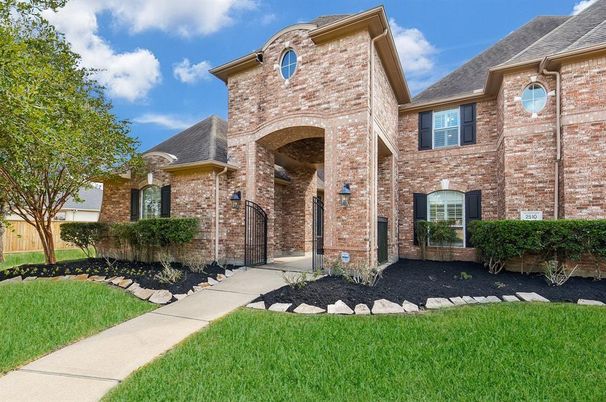 Exterior, Facade, Brick Facade, French Provincial