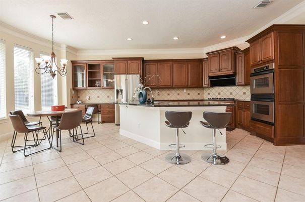 Chandelier, Dining room, Interior, Kitchen, Pendant Lights, Recessed Lighting, Stainless Steel Appliances