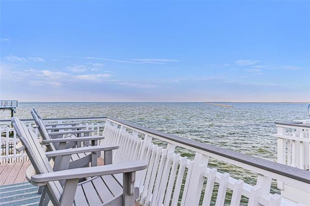 Exterior, Lake