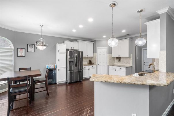 Dining room, Interior, Kitchen, Pendant Lights, Recessed Lighting, Wood Texture Flooring
