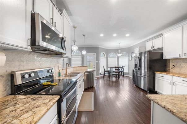 Chandelier, Dining room, Interior, Kitchen, Pendant Lights, Recessed Lighting, Stainless Steel Appliances, Wood Texture Flooring