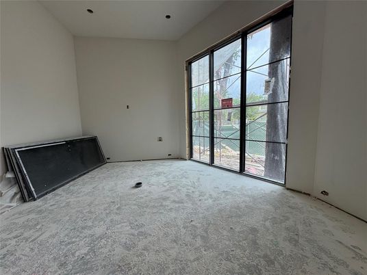 Empty room, Interior