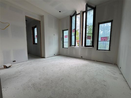 Empty room, Interior