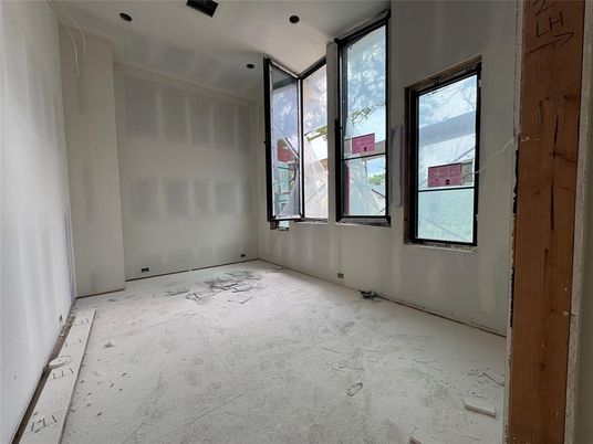 Empty room, Interior