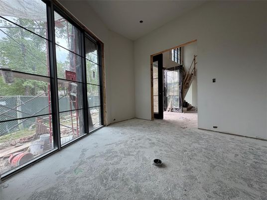 Empty room, Interior