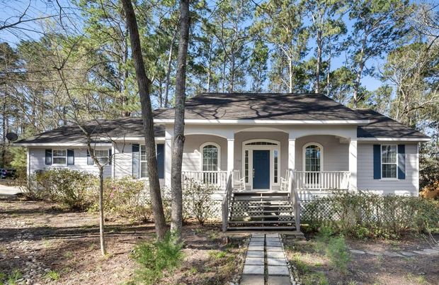 Exterior, Facade, Ranch