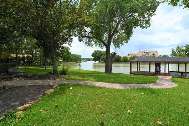 Exterior, Lake