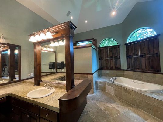 Bathroom, Dual Sink Vanities, Interior, Recessed Lighting