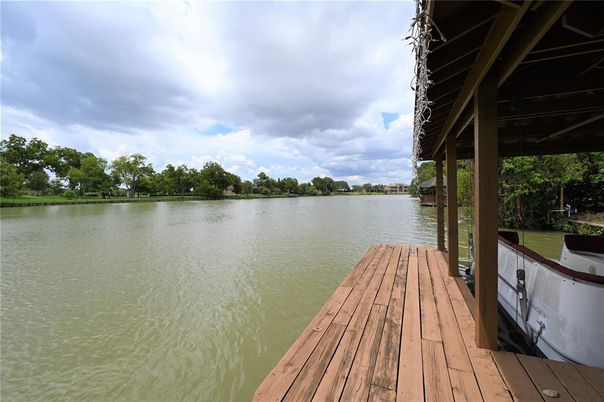Exterior, Lake