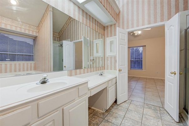 Bathroom, Dual Sink Vanities, Interior, Recessed Lighting
