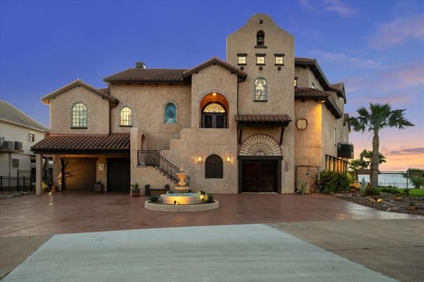 Attached, Exterior, Facade, Mediterranean