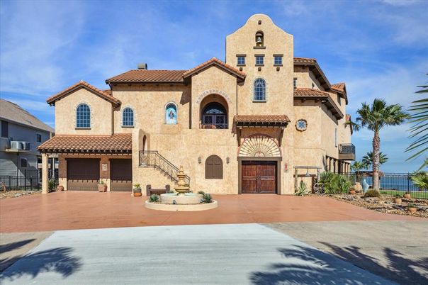 Attached, Exterior, Facade, Mediterranean