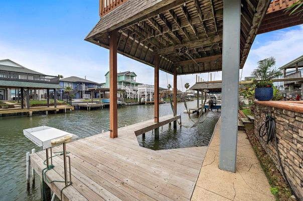Exterior, Lake