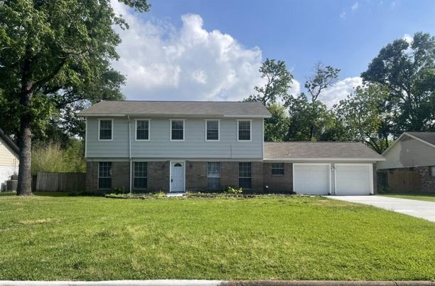 Attached, Backyard, Exterior, Facade, Brick Facade, Georgian