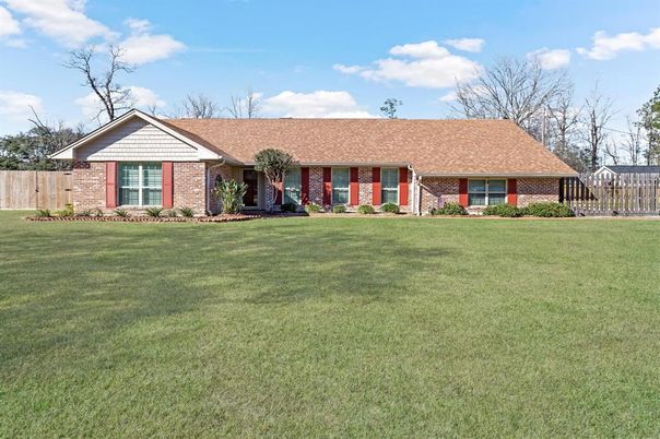 Backyard, Exterior, Facade, Brick Facade, Ranch