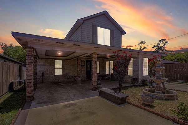 Exterior, Facade, Farmhouse