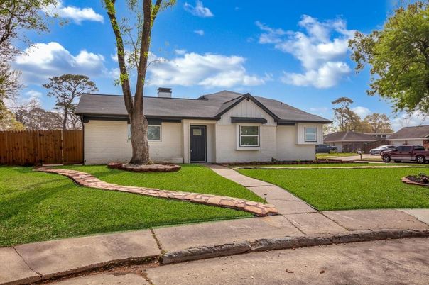 Exterior, Facade, Ranch